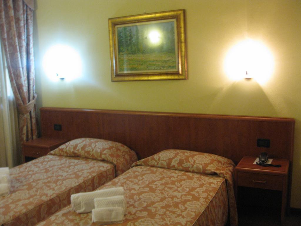 Albergo Giardino Sannazzaro de' Burgondi Cameră foto