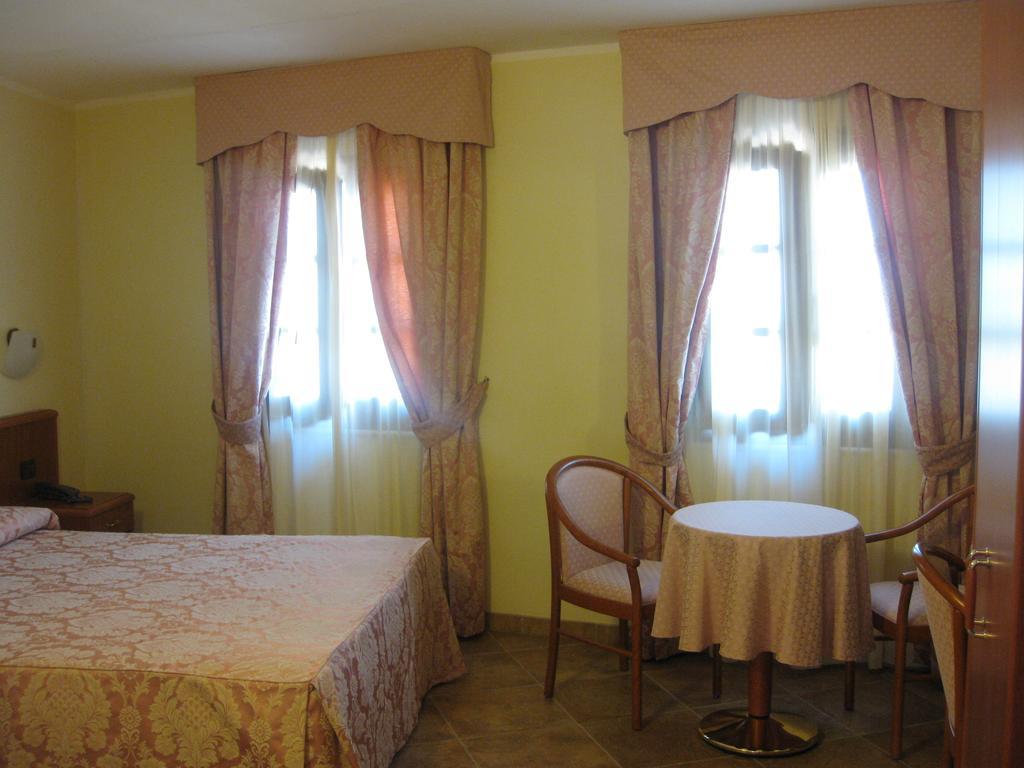 Albergo Giardino Sannazzaro de' Burgondi Cameră foto