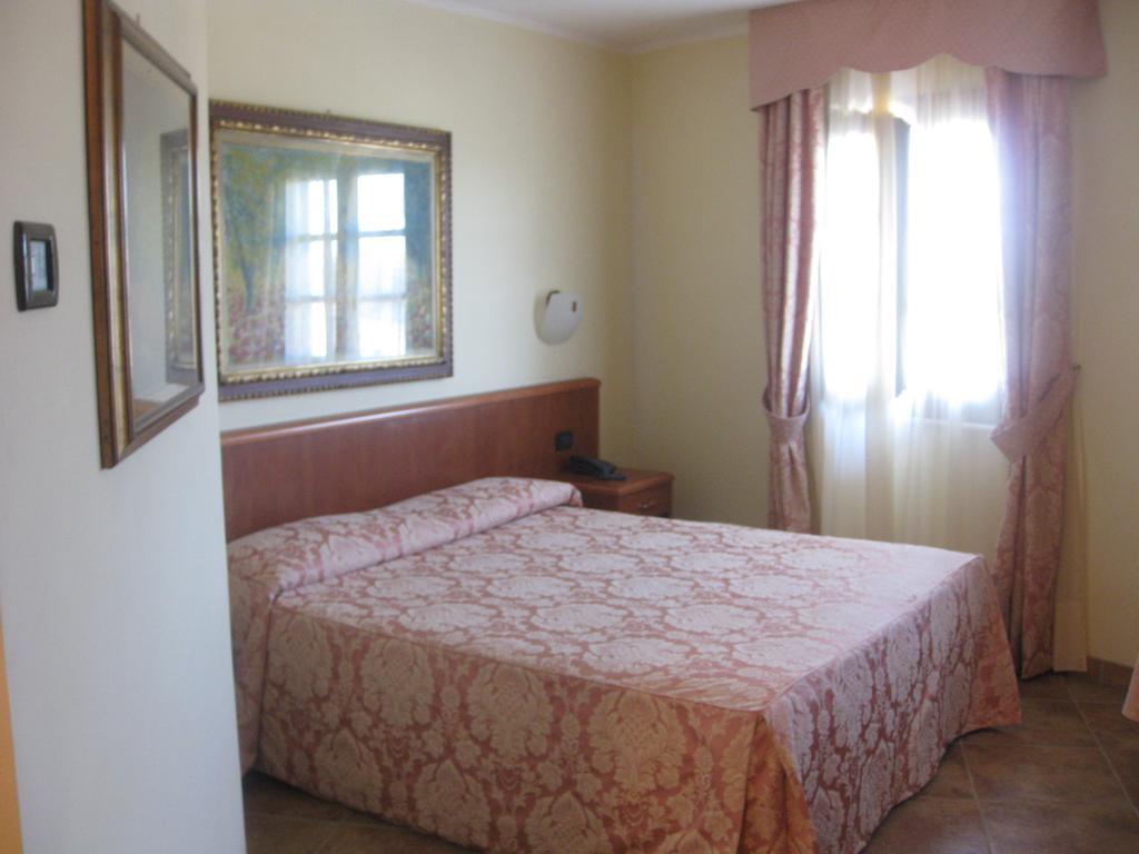 Albergo Giardino Sannazzaro de' Burgondi Cameră foto